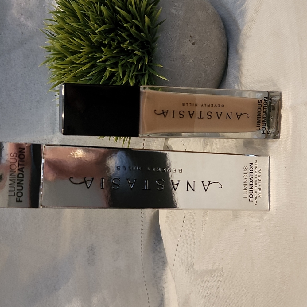 Anastasia Luminous Foundation 260N